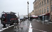 Цветы на месте взрыва на Университетской набережной в Петербурге