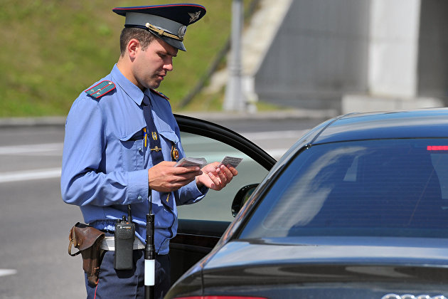 !Сотрудник ГИБДД проверяет документы у водителя на посту ДПС на 78-м километре МКАД