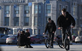 Подростки на велосипедах в Театральном сквере в Новосибирске.