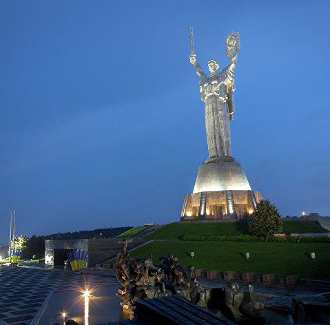 *Памятник "Родина-мать" в Киеве
