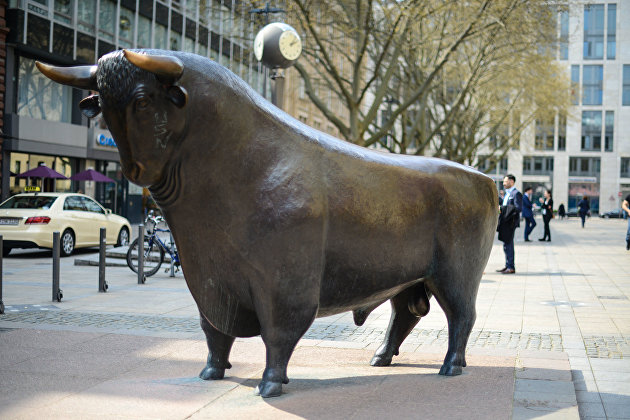 Статуя быка около Франкфуртской фондовой биржи, Германия