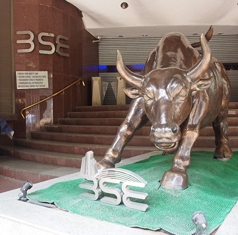 Статуя быка около входа в Бомбейскую фондовую биржу, Индия