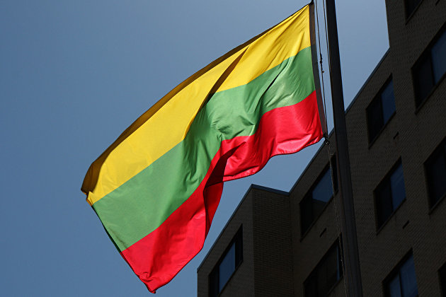 Флаг Литвы на здании посольства в Вашингтоне