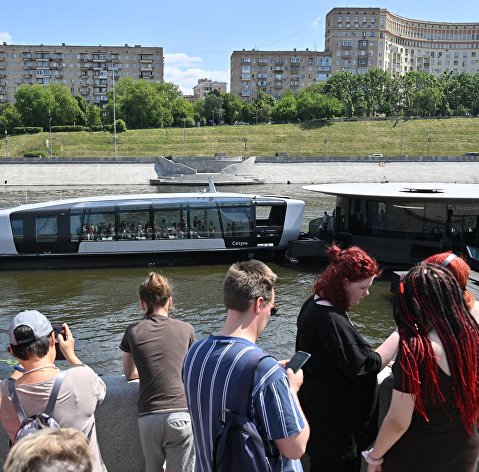 Очередь из желающих прокатиться на электрических речных судах в Москве