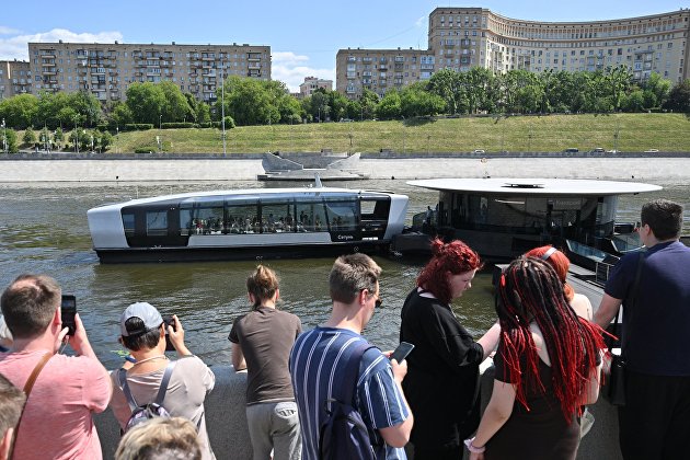 Очередь из желающих прокатиться на электрических речных судах в Москве