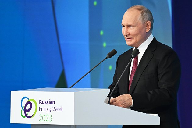 Президент РФ В. Путин выступил на пленарном заседании форума "РЭН-2023"