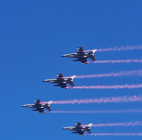 Истребители F-16 во время авиапарада
