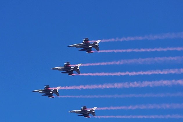 Истребители F-16 во время авиапарада