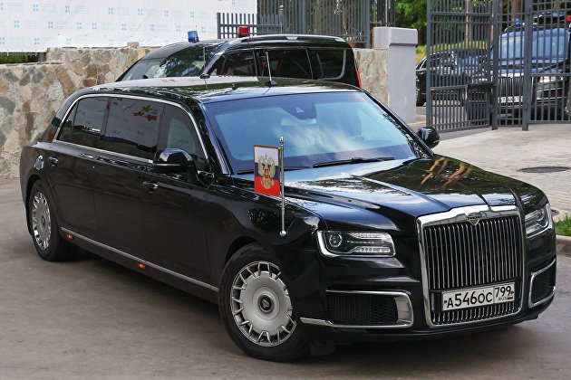 Автомобиль "Аурус сенат лимузин" кортежа президента РФ Владимира Путина