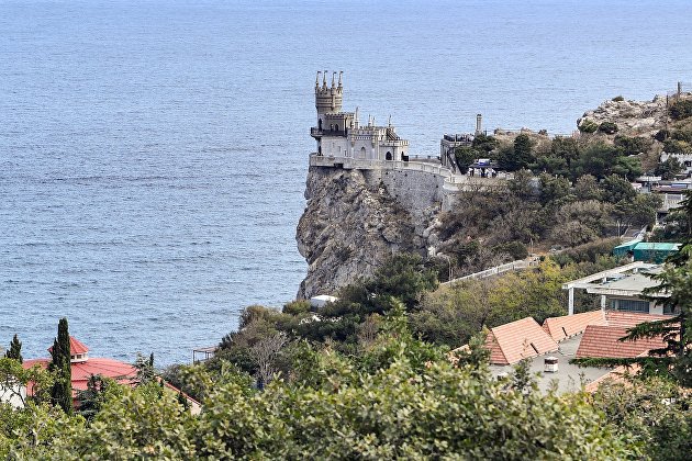 Замок "Ласточкино гнездо" на береговой скале в поселке Гаспра в Крыму