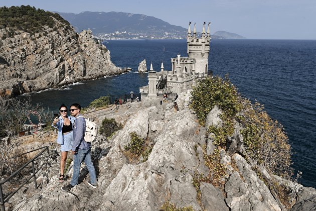 Замок "Ласточкино гнездо" на береговой скале в поселке Гаспра в Крыму