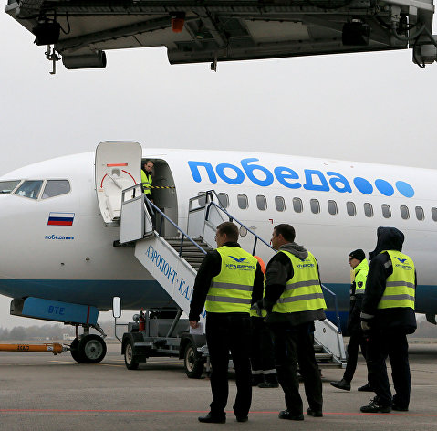 Техники у самолета российской низкобюджетной авиакомпании "Победа"