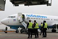 Техники у самолета российской низкобюджетной авиакомпании "Победа"
