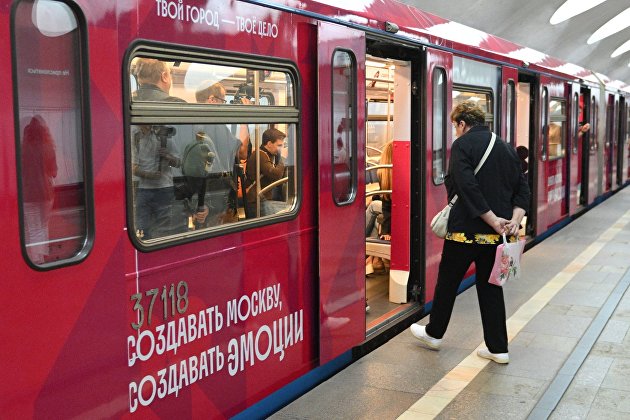 Пассажир входит в вагон поезда метро