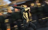 Морской пехотинец бежит со 100-фунтовым инертным гаубичным снарядом
