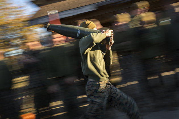 Морской пехотинец бежит со 100-фунтовым инертным гаубичным снарядом
