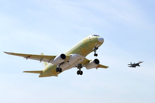 Самолет SSJ-100 с импортозамещенным оборудованием