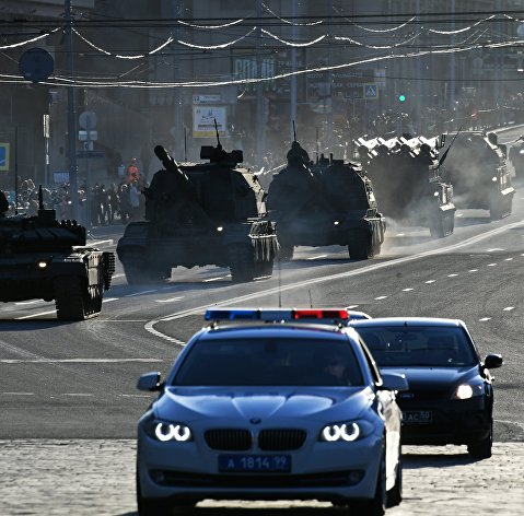 Танк Т-72Б3, самоходные гаубицы "Коалиция-СВ" и "Мста-С", зенитные ракетные комплексы "БУК-М2" и "Тор-М2У"