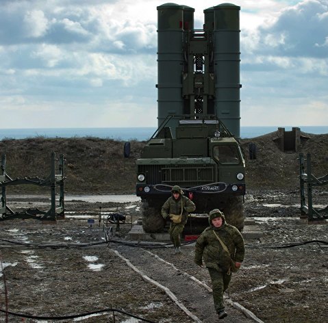 Зенитный ракетный комплекс С-400 "Триумф" полка противовоздушной обороны в Феодосии