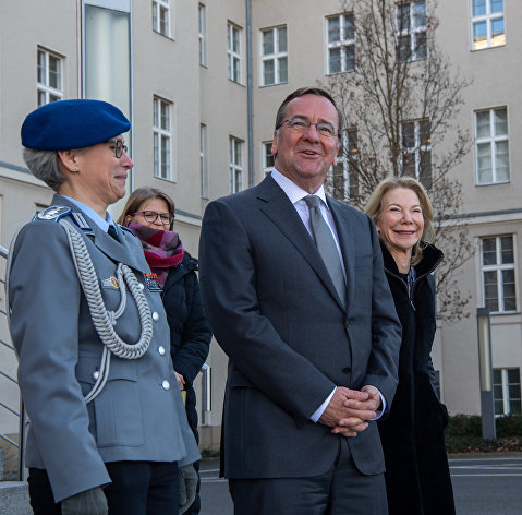 Министр обороны Германии Борис Писториус и посол США в Германии Эми Гутман